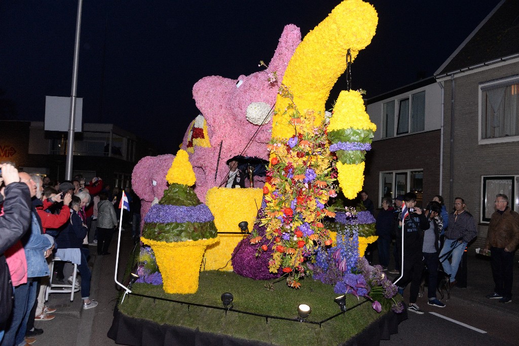 ../Images/Verlicht bloemencorso 2018 002.jpg